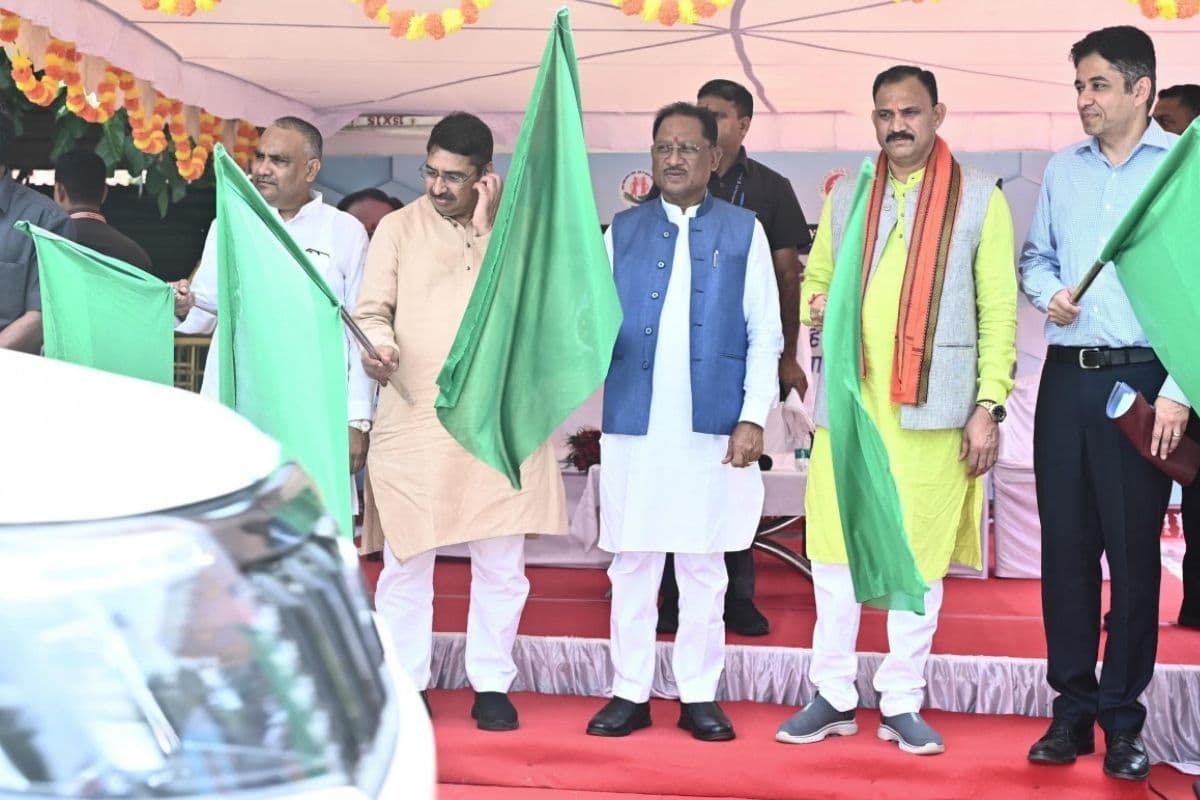 CG News: छत्तीसगढ़ स्वास्थ्य सेवा में बड़ी पहल, सीएम विष्णुदेव साय ने 151 नए एंबुलेंस को दिखाई हरी झंडी, जल्द मिलेंगे 851 और वाहन