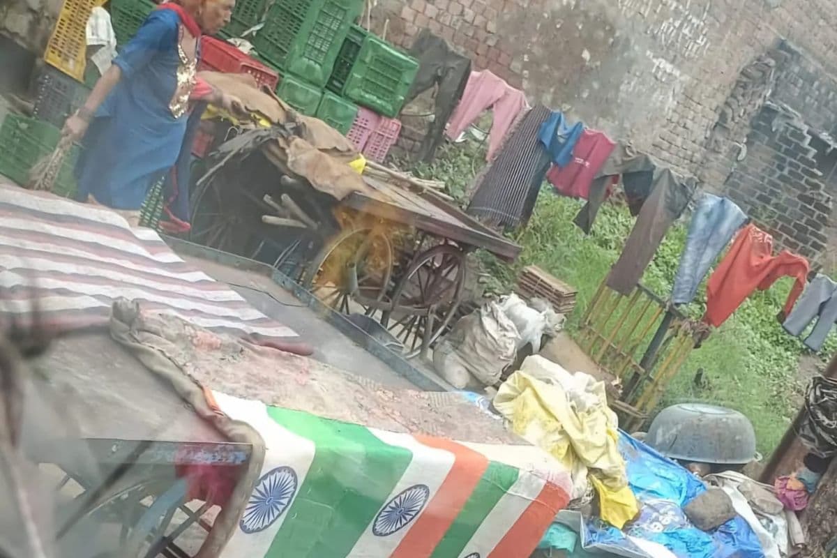 Ratlam News: तीन तिरंगे सिलकर महिला ने बनाई बिस्तर की कवर, बाहर सूखने रखा और वायरल हो गई तस्वीर, राष्ट्रध्वज अपमान का केस दर्ज
