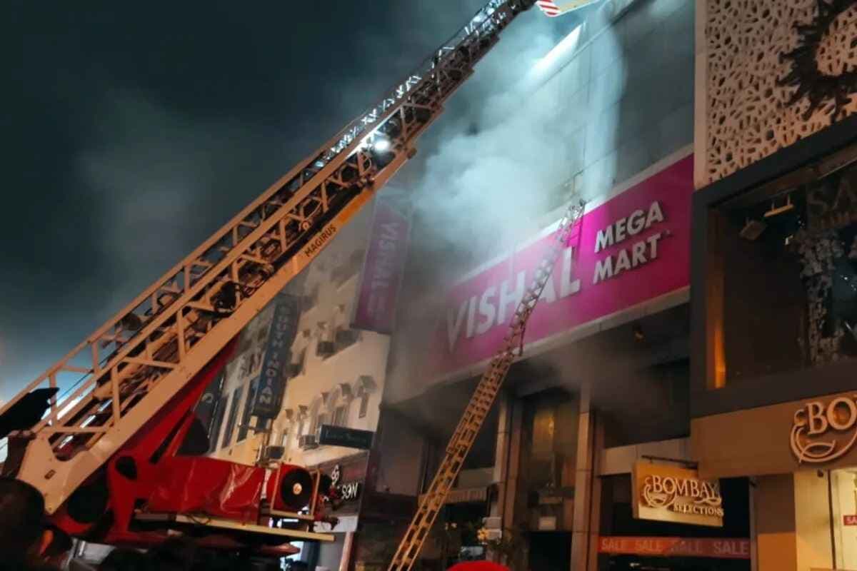 Fire in Vishal Mega Mart: राजधानी के विशाल मेगा मार्ट में लगी भीषण आग, लाखों रुपये का सामान जलकर राख