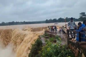 Chitrakoot Waterfall: मानसून में बढ़ा चित्रकोट जलप्रपात का सौंदर्य, खूबसूरत नजारा देखने बड़ी संख्या में पहुंच रहे पर्यटक, देखें ये मनमोहक वीडियो