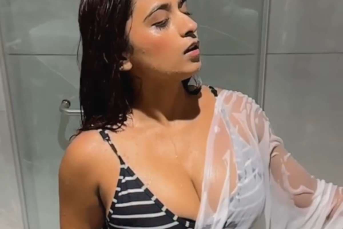 Desi bhabhi Bathroom Video: रील बनाने के चक्कर में मोबाइल चालू करके ही बाथरूम में नहाने लगी देसी भाभी, रिकॉर्ड हो गया प्राइवेट वीडियो