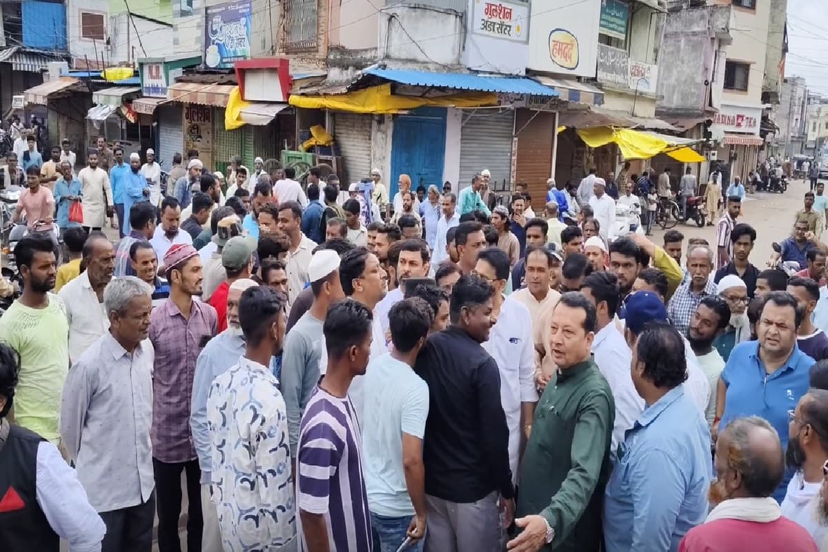 Burhanpur Band News: कांग्रेस ने गांधीगिरी कर बंद करवाया पूरा शहर, कर रहे स्मार्ट मीटर का विरोध, आप भी देखें वीडियो