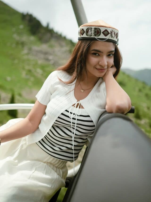 Anushka Sen Hot Pic: व्हाइट ड्रेस, पहाड़ी टोपी.. मानसून में वादियों का मजा लेने निकली अनुष्का सेन