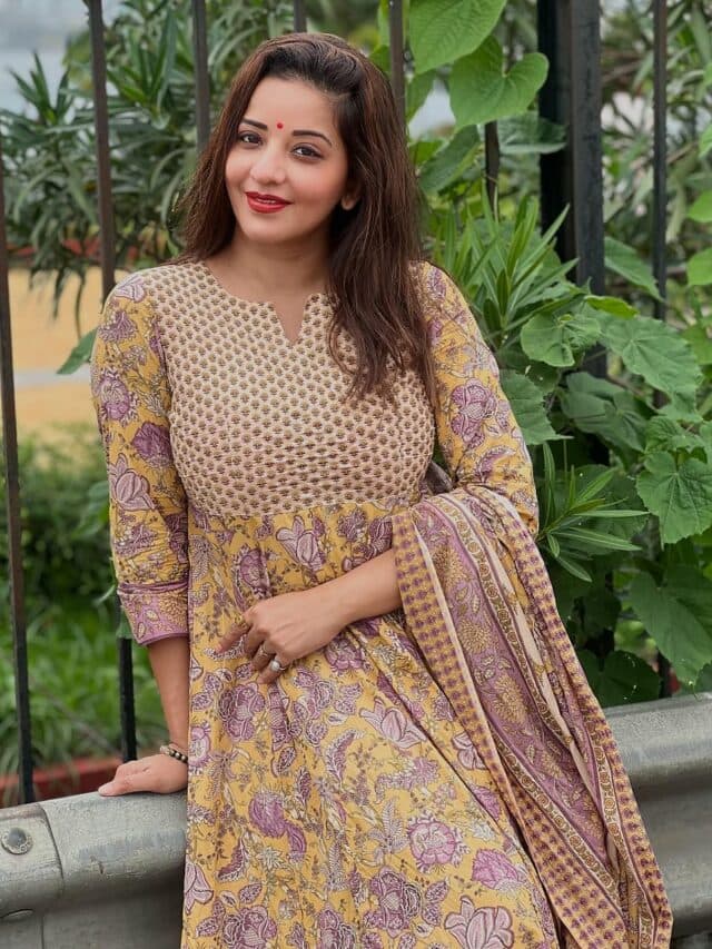 Monalisa Desi Look: माथे पर तिलक, प्रिंटेड सूट.. मोनालिसा ने देसी लुक से जीता फैंस का दिल