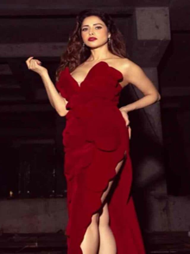 Nushrratt Bharuccha Hot Pic: स्ट्रैपलेस ड्रेस में एक्ट्रेस ने दिखाया हॉट अवतार, देखें स्टनिंग तस्वीरें