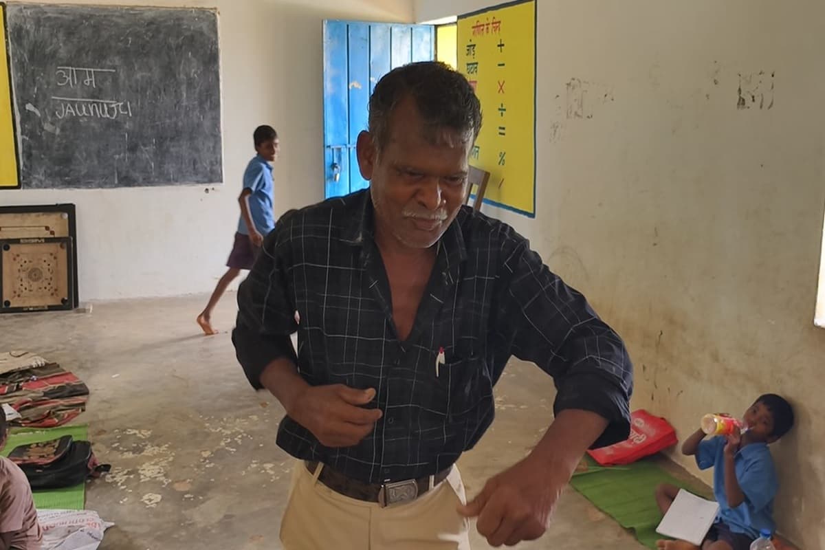 Viral Video : स्कूल में शराब के नशे में शिक्षक, मोबाइल में गाना बजाकर बच्चियों के साथ डांस करते आए नजर..