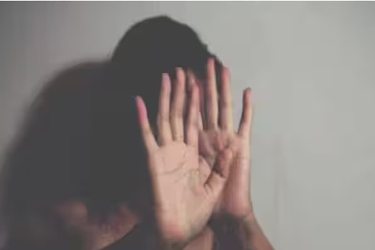 Minor Girl Rape: महिला पुलिसकर्मी के बेटे ने नाबालिग से पहले किया शादी का वादा, फिर बनाए संबंध, अब दूसरी लड़की से रचाई शादी