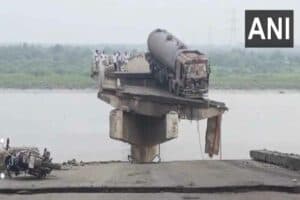 Gujarat Bridge Collapse Update: गुजरात पुल हादसे में अब तक नौ लोगों की मौत, नदी में गिरे कई वाहन, सीएम ने ट्वीट कर जताया शोक