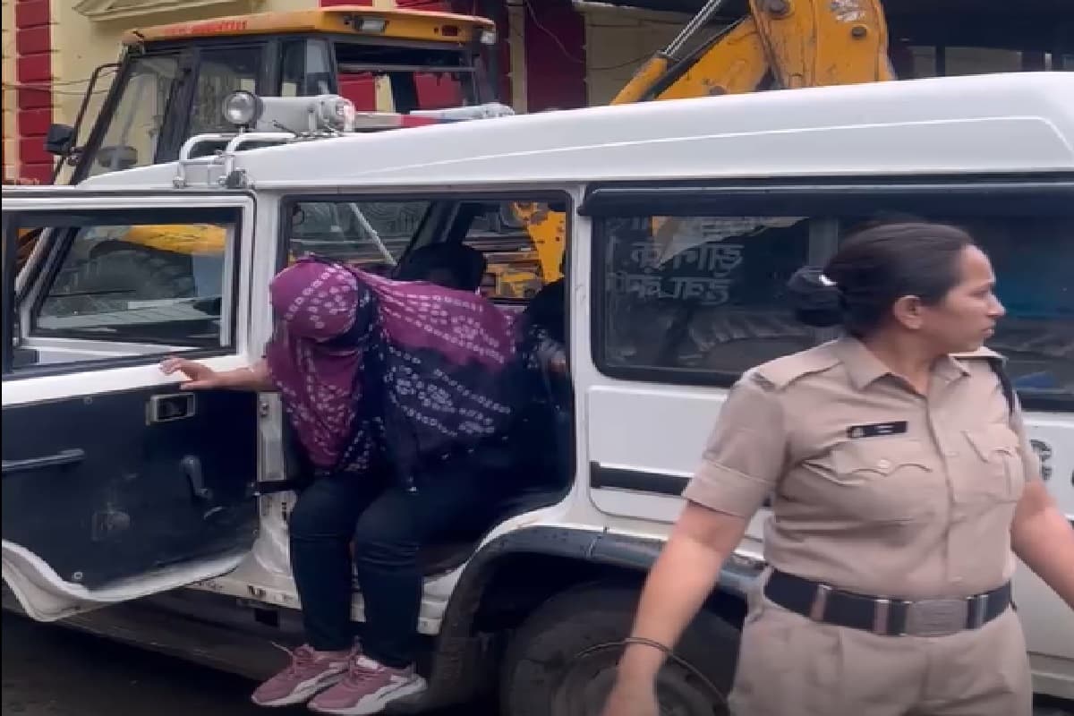 Sex Racket Busted In Indore: किराए के घर में चल रहा था देह व्यापार का गोरख धंधा, बजरंग दल कार्यकर्ताओं ने सभी को पकड़कर किया पुलिस के हवाले