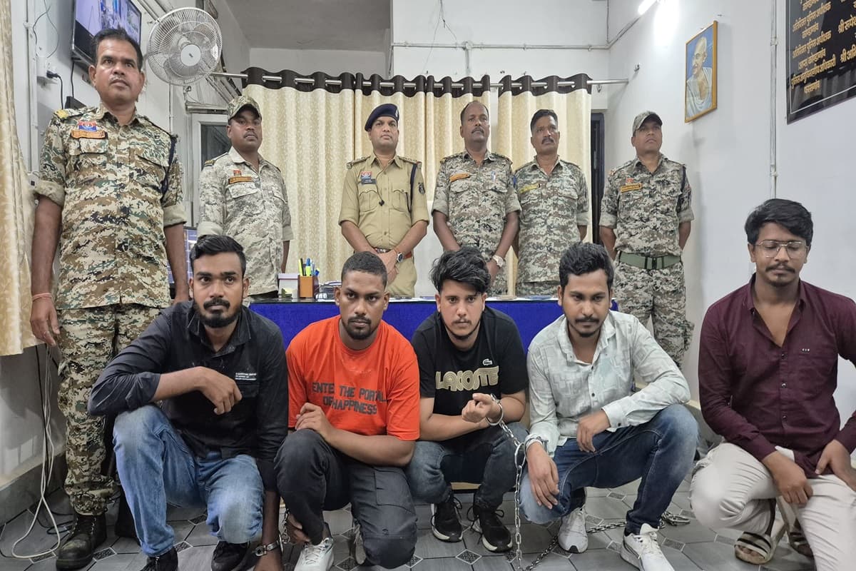 Cyber Fraud Accused Arrested: 1 करोड़ 70 लाख रुपए का साइबर फ्रॉड कर चुके आरोपी प्रयागराज एयरपोर्ट से गिरफ्तार, 11 राज्यों में दर्ज है मामले