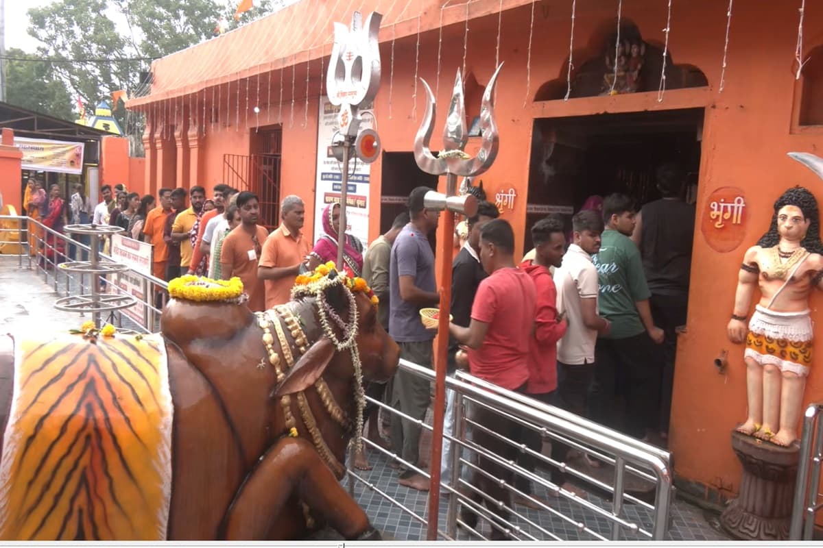 Sawan Somwar 2025: आज से हुई सावन माह की शुरुआत, महादेव घाट में लगा भक्तों का ताता, हर हर महादेव जयकारो से गूंजा मदिर परिसर