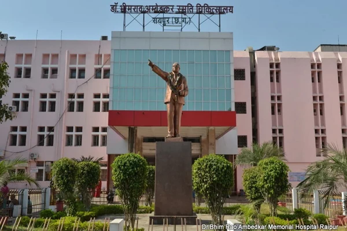 Raipur News: 2 साल से निजी मेडिकल कॉलेज में सेवाएं दे रहा था मेकाहारा अस्पताल का डॉक्टर! स्वास्थ्य मंत्री ने किया सख्त कार्रवाई का ऐलान