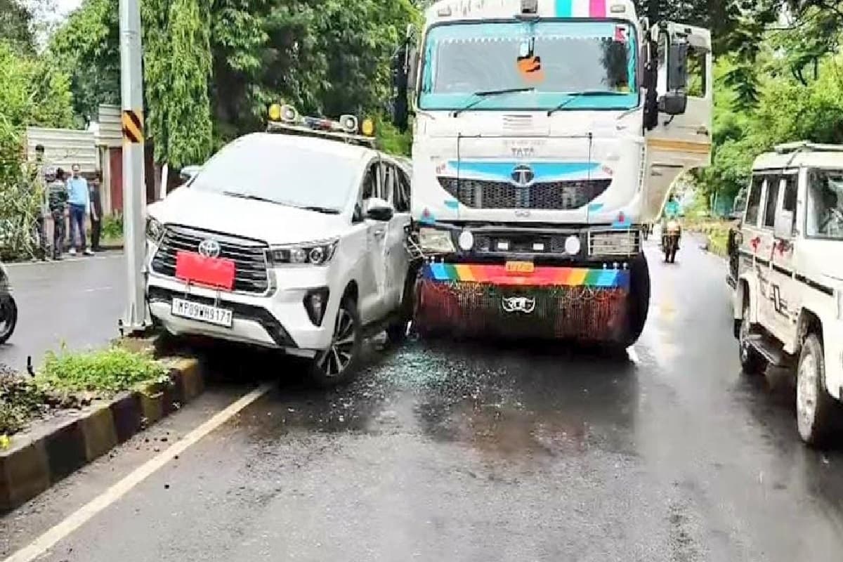 Jhabua Road Accident News: ऑफिस जाने निकली थी कलेक्टर मैडम, गाड़ी को तेज रफ्तार डंपर ने मारी टक्कर, पुलिस ने चालक को किया गिरफ्तार