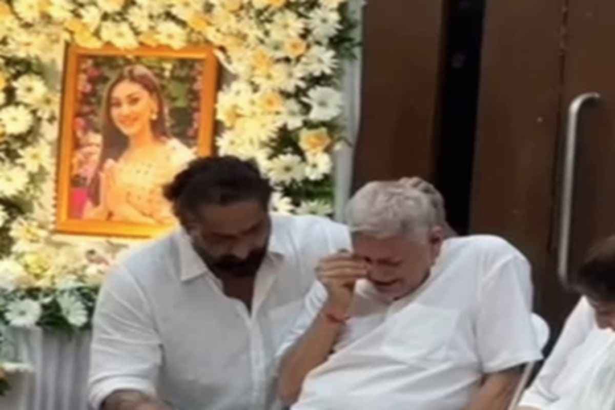 Shefali Jariwala Prayer Meet Video: बेटी की मौत से टूटे पिता, प्रेयर मीट पर नहीं रोक सकें आंसू, भावुक कर देने वाला वीडियो आया सामने