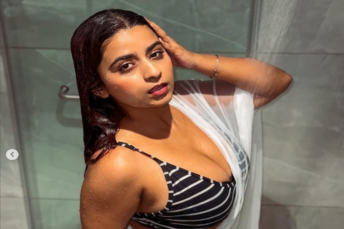 Sexy video: बाथरूम में नहाते हुए नजर आयी सुहाना खान, भीगे बदन और ब्लैक ब्रा में देखकर बेकाबू हो रहे फैंस