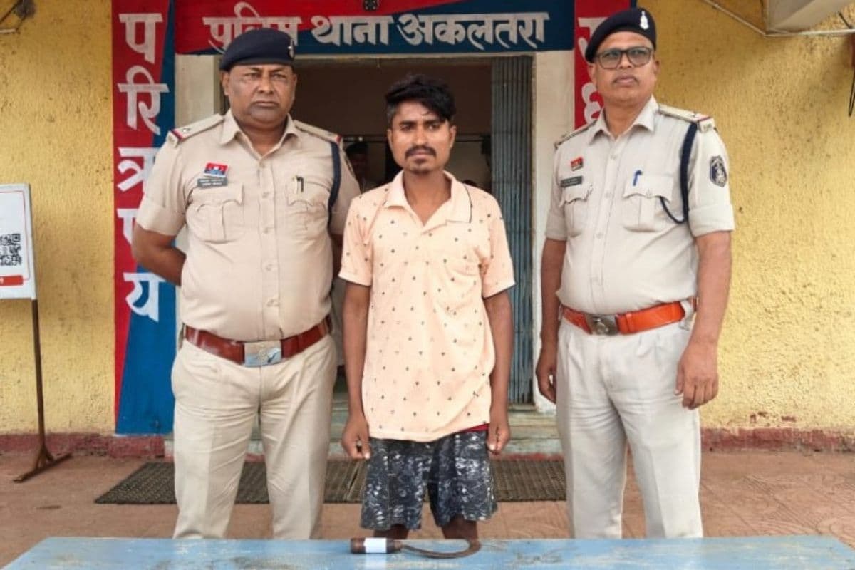 Akaltara Crime News: गला काट दूंगा… कहकर महिला का मंगलसूत्र लूटने पहुंचा युवक, मोहल्लेवालों ने लुटेरे को दबोचा, अब पुलिस ने भेजा जेल
