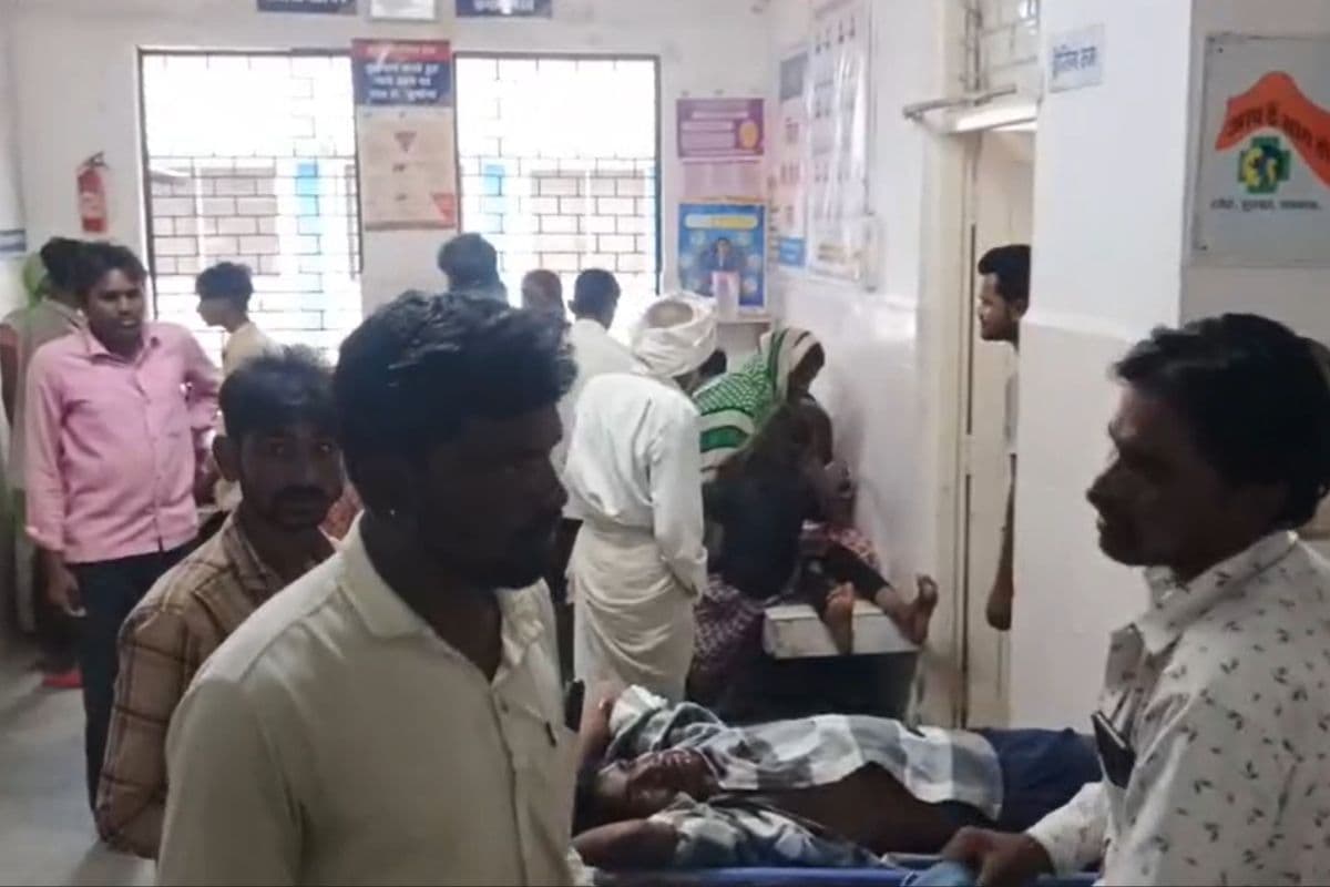 Barwani Road Accident: मजदूरों से भरा पिकअप वाहन पलटा, दो बच्चों समेत 14 लोग घायल, 4 की हालत गंभीर