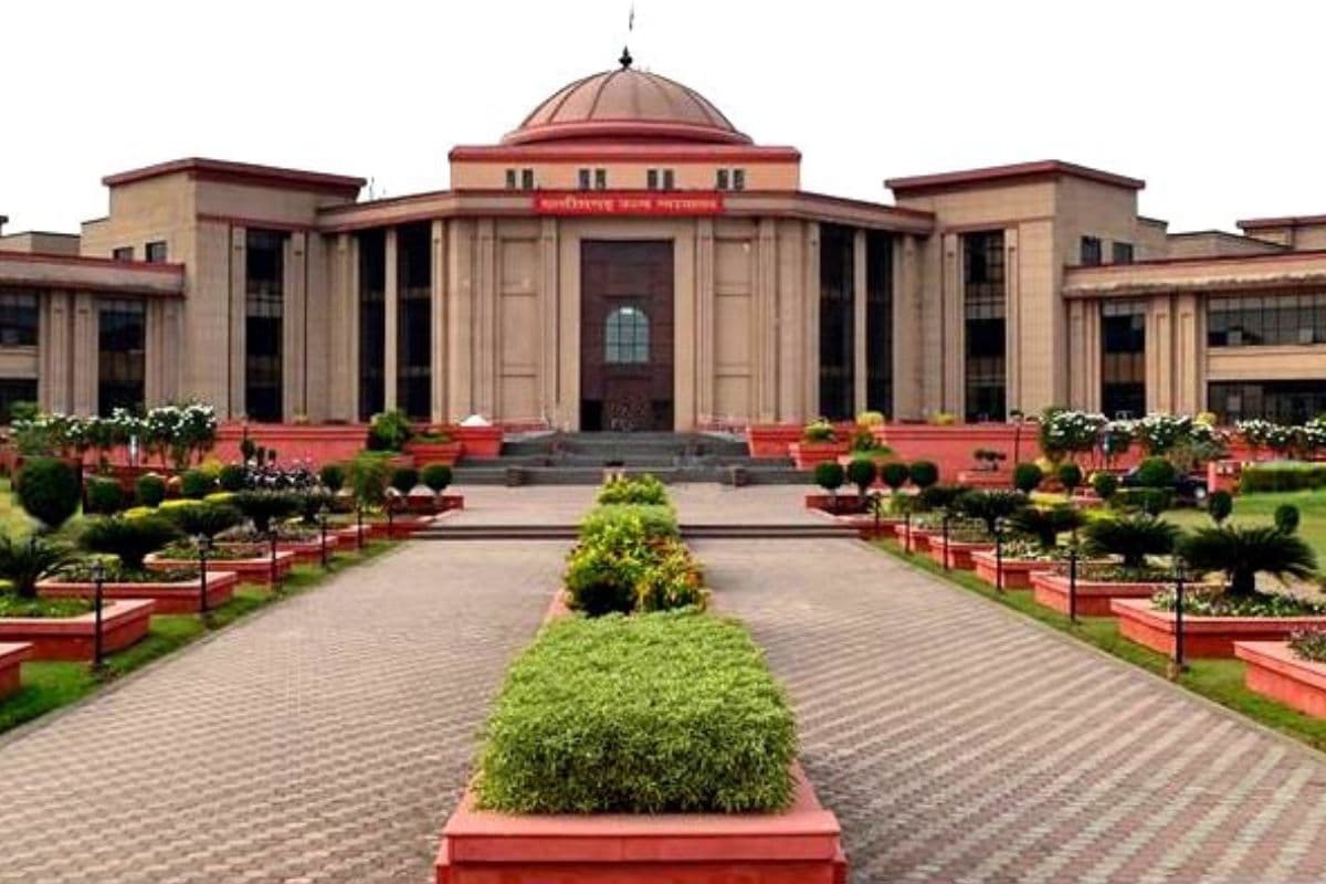 Bilaspur High Court News: छत्तीसगढ़ के 27 हजार शिक्षक पहुंचे हाईकोर्ट, क्रमोन्नत वेतनमान और एरियर्स के लिए लगाई याचिका, राज्य सरकार को इस दिन तक जवाब देने का निर्देश