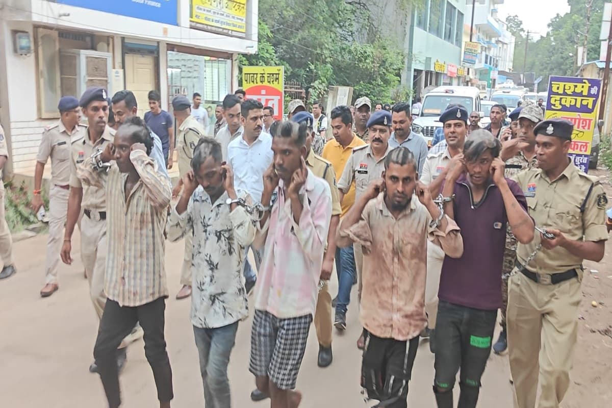 Dhamtari Murder Case: 11 बदमाशों ने मिलकर की 3 युवकों की हत्या, धारदार चाकू से प्राण निकलते तक गोदता रहा ये आरोपी, पुलिस ने आधा सिर मुंडवाकर निकाला जुलूस