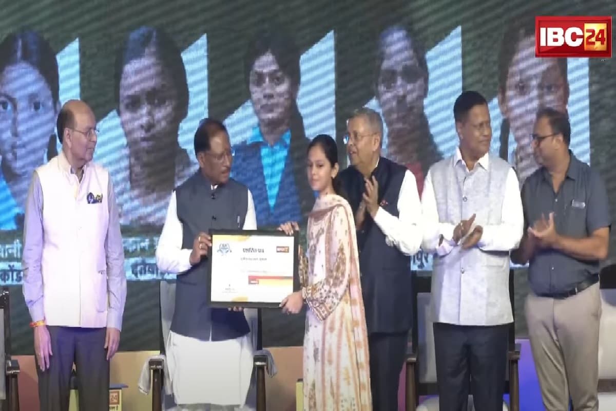 IBC24 Swarna Sharda Scholarship 2025: सुकमा की फलक सारा ने पिता के सपनों को दिए पंख, अब छत्तीसगढ़ को चमकाने का इरादा, IBC24 ने स्वर्ण शारदा स्कॉलरशिप देकर किया सम्मानित