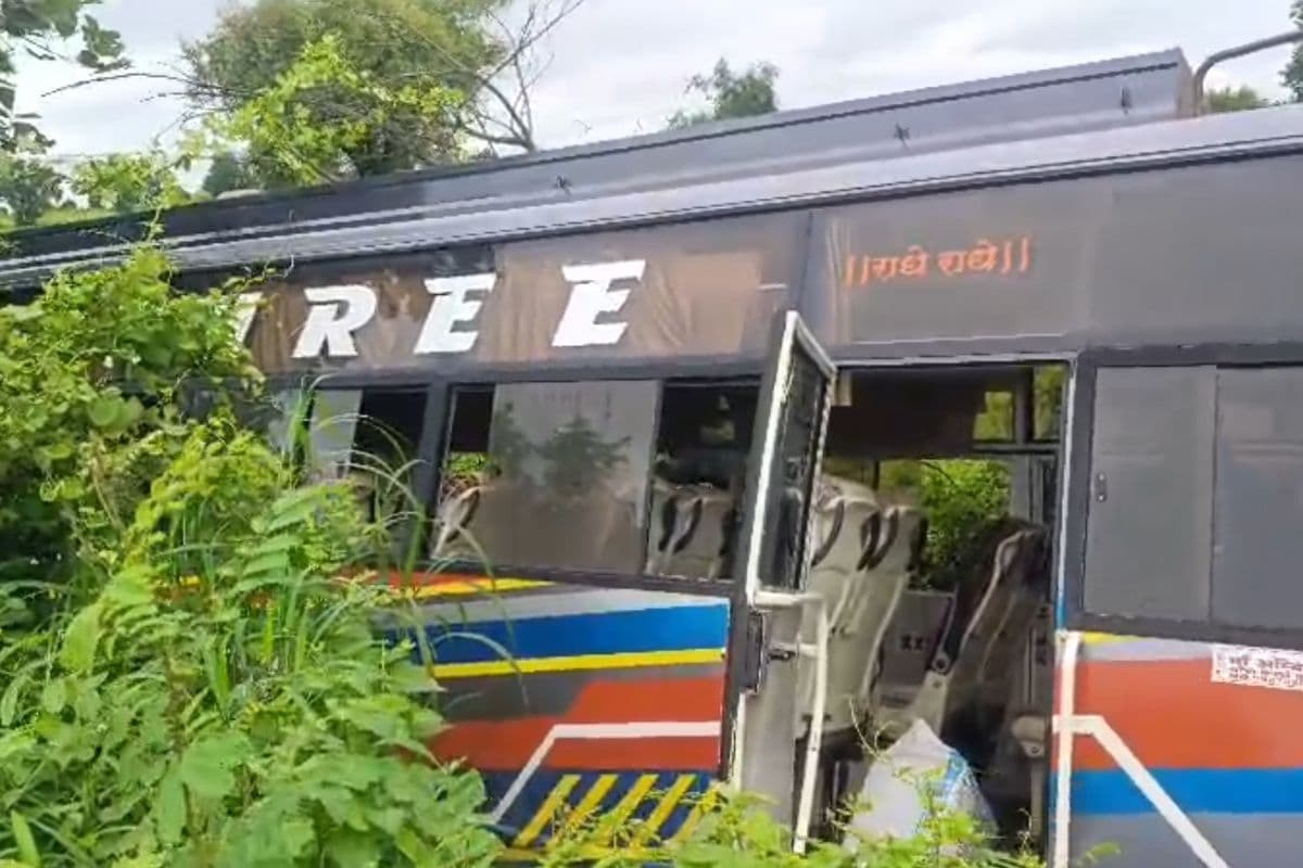 Harda Bus Accident: हाईवे पर गड्ढों से बचते हुए पलटी यात्री बस, मच गई चीख-पुकार, 12 यात्री घायल, 4 की हालत गंभीर