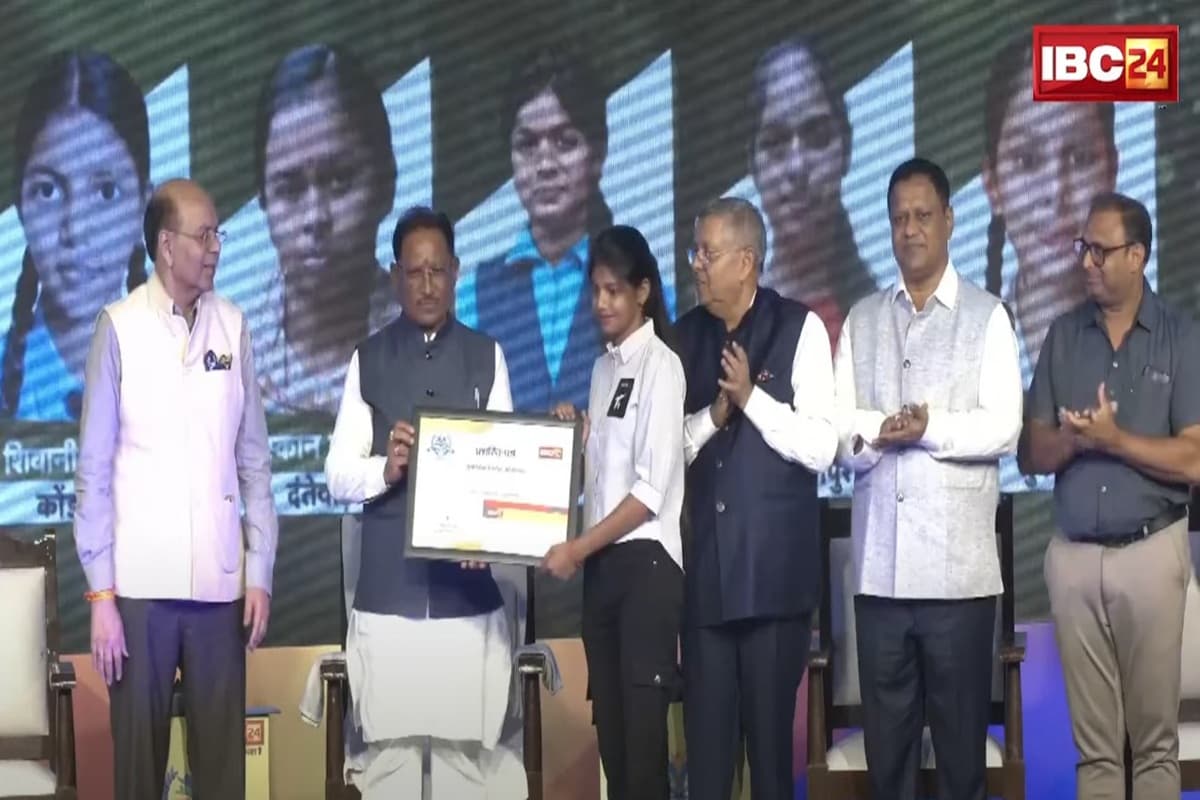 IBC24 Swarna Sharda Scholarship 2025: बिना कोचिंग के शिवानी पटेल बनीं जिला टॉपर, IBC24 ने स्वर्ण शारदा स्कॉलरशिप देकर किया प्रोत्साहित
