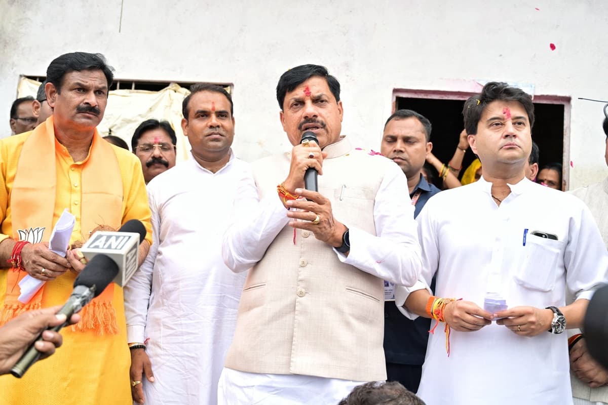MP News: गुना के बाढ़ प्रभावित इलाकों में पहुंचे सीएम डॉ. मोहन यादव, केंद्रीय मंत्री सिंधिया के साथ घर-घर जाकर लोगों से किया संवाद, कहा- नुकसान की भरपाई करेगी सरकार