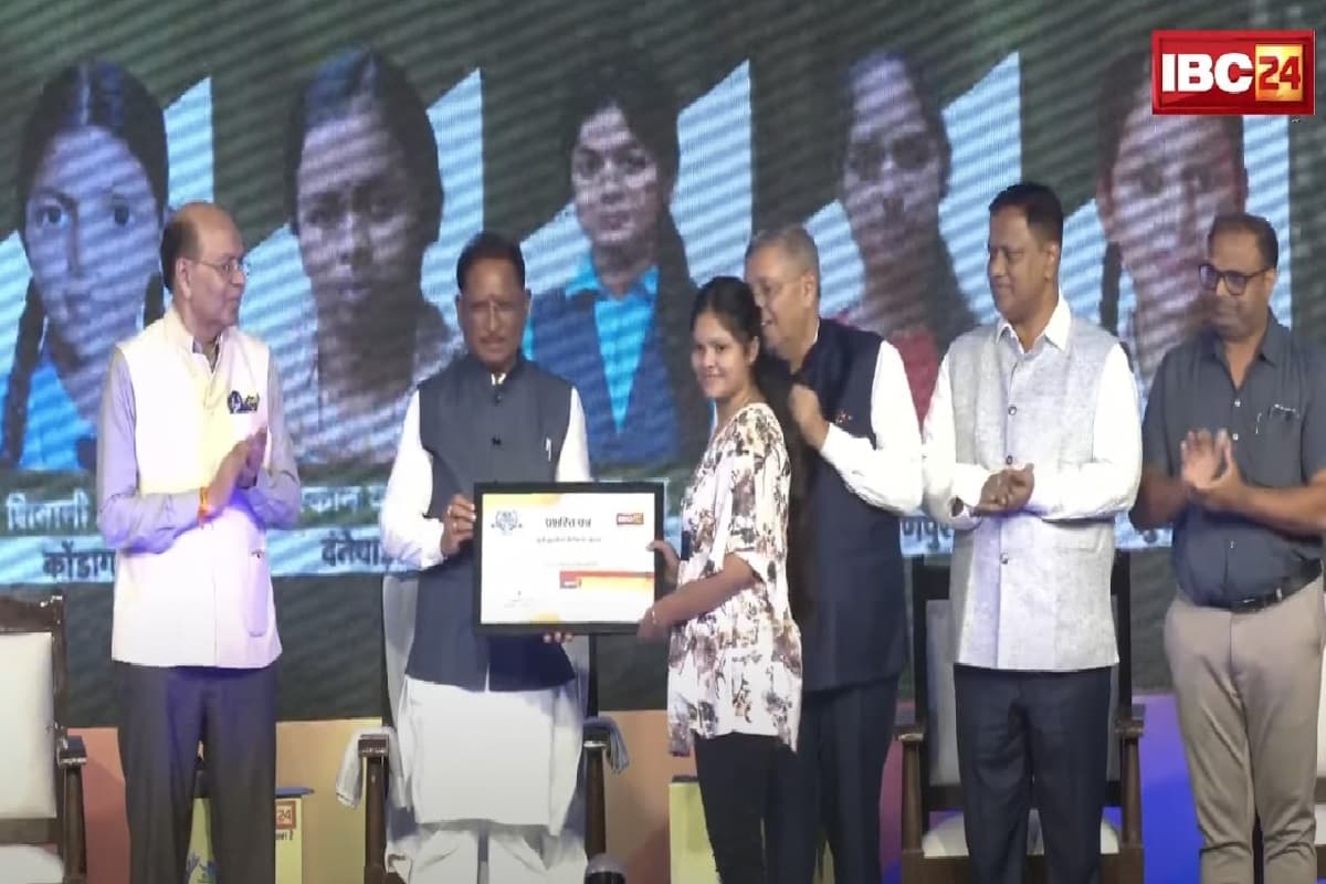 IBC24 Swarna Sharda Scholarship 2025: शिक्षकों की चहेती और माता-पिता की आशा, मुस्कान महापात्रा ने किया सपनों को साकार, IBC24 ने स्वर्ण शारदा स्कॉलरशिप देकर बढ़ाया मान