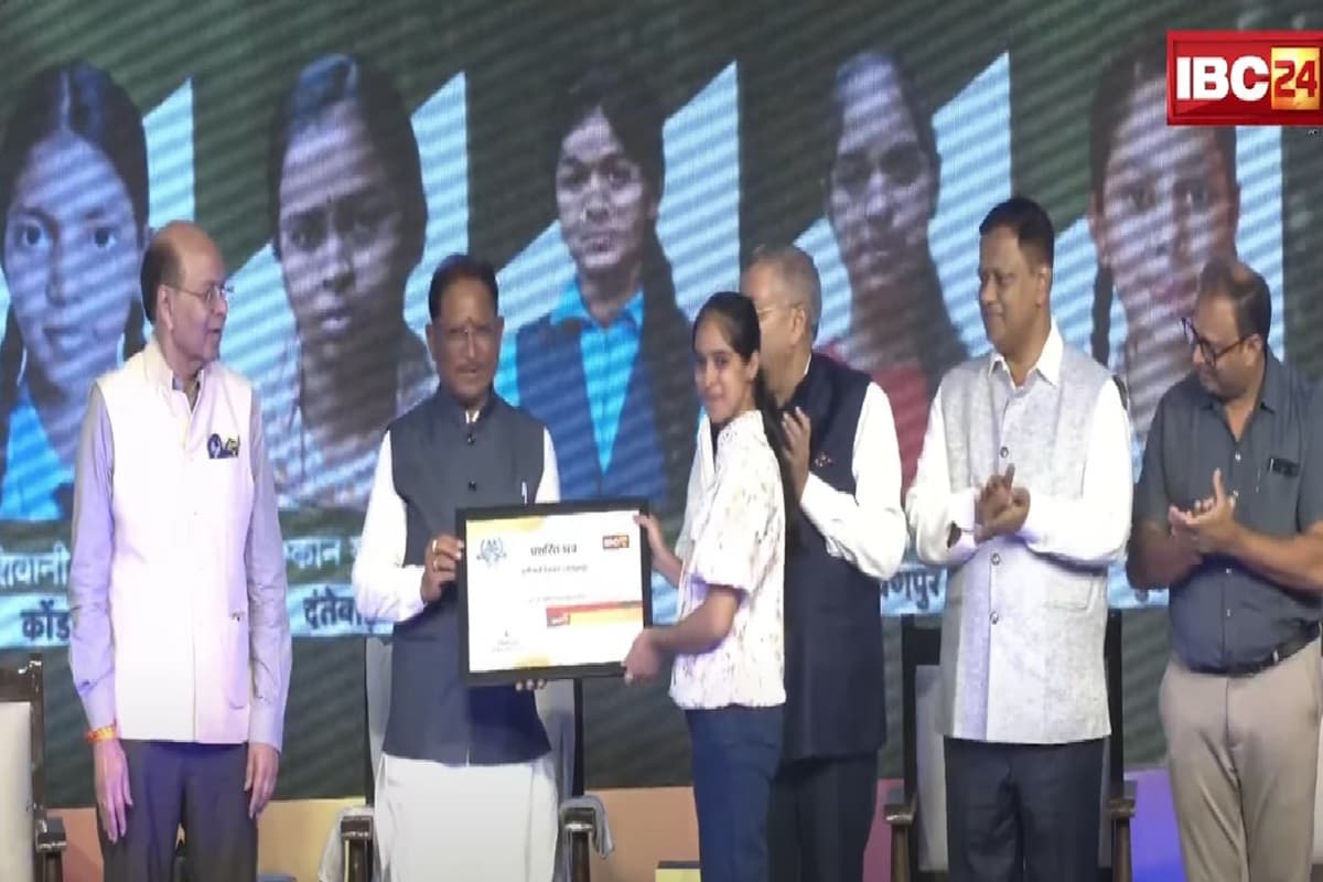 IBC24 Swarna Sharda Scholarship 2025: दर्द से दी गई परीक्षा, मेहनत से पाई जीत, प्राची देवांगन की उड़ान बनीं प्रेरणा, IBC24 ने स्वर्ण शारदा स्कॉलरशिप देकर किया प्रोत्साहित