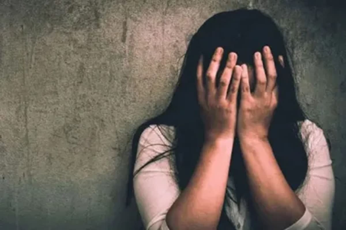 Sarguja Crime News: नेत्रहीन नाबालिग से मामा के लड़कों ने किया सामूहिक दुष्कर्म, पुलिस ने मामला दर्ज कर शुरू की जांच