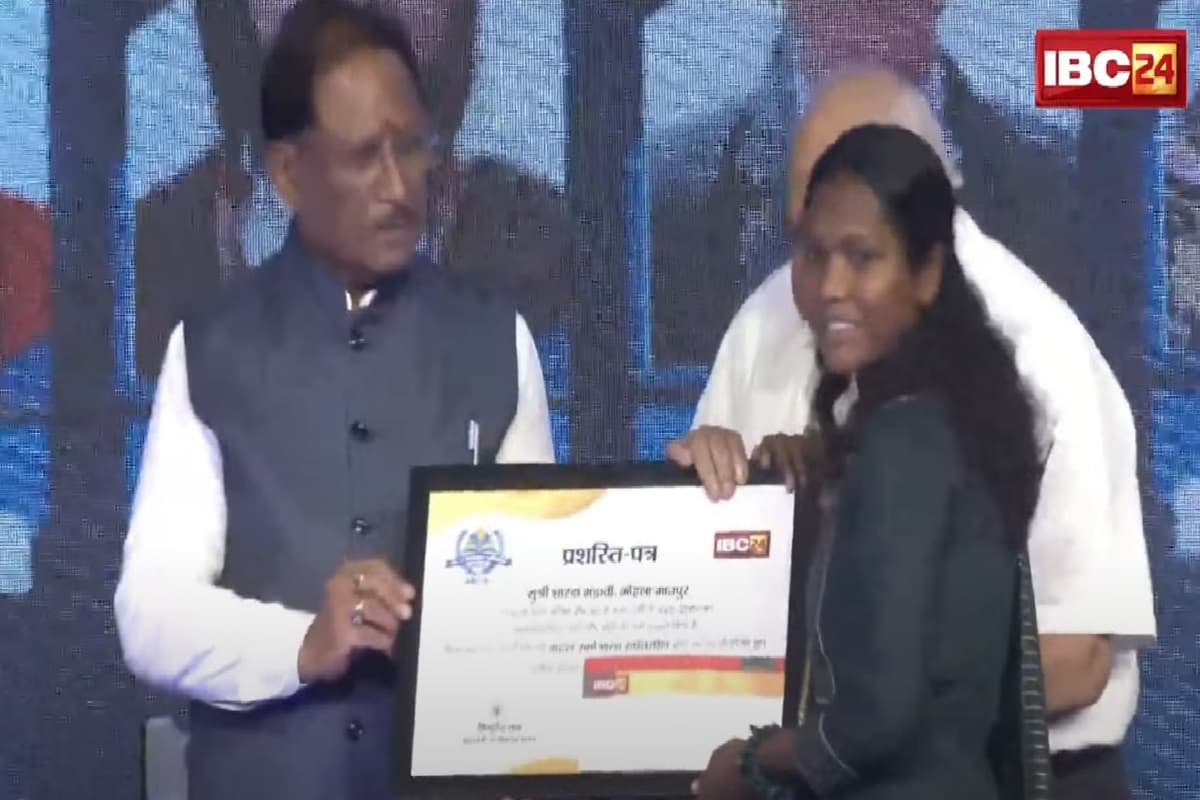 IBC24 Swarna Sharda Scholarship 2025: किसान की बेटी शारदा मंडावी ने किया कमाल, जिले में टॉप कर बढ़ाया मान, IBC24 ने स्वर्ण शारदा स्कॉलरशिप देकर किया प्रोत्साहित