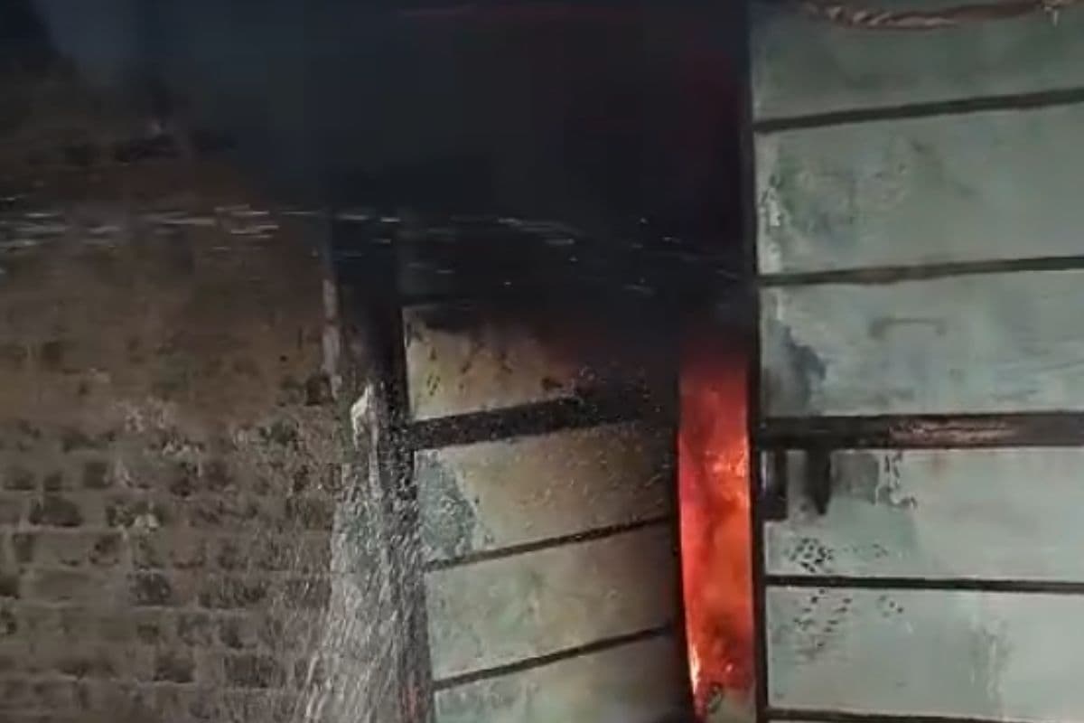 Sakti News: कपड़ों के गोदाम में लगी भीषण आग, लाखों का माल और मशीनें जलकर खाक, घंटों मशक्कत के बाद फायर ब्रिगेड ने पाया काबू
