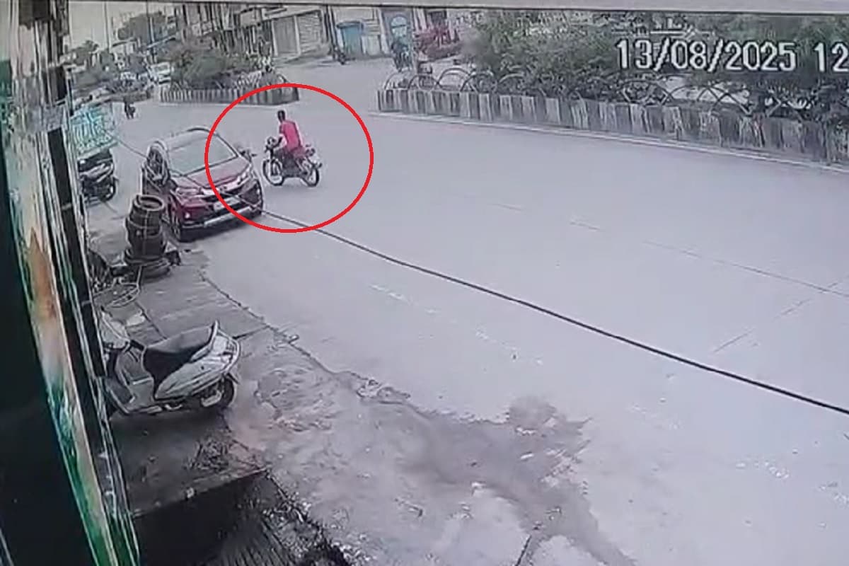 Ambikapur News: बाइक चलाते युवक को आया हार्ट अटैक, मौके पर ही थम गई सांस, मौत लाइव वीडियो देख कांप उठेगी आपकी रूह