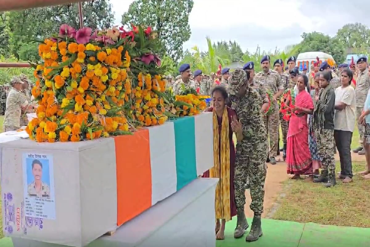 Bijapur IED Blast News: IED ब्लास्ट में शहीद हुए जवान दिनेश नाग को दी गई अंतिम सलामी, आई. जी. सुंदरराज समेत बड़े अधिकारी रहे मौजूद