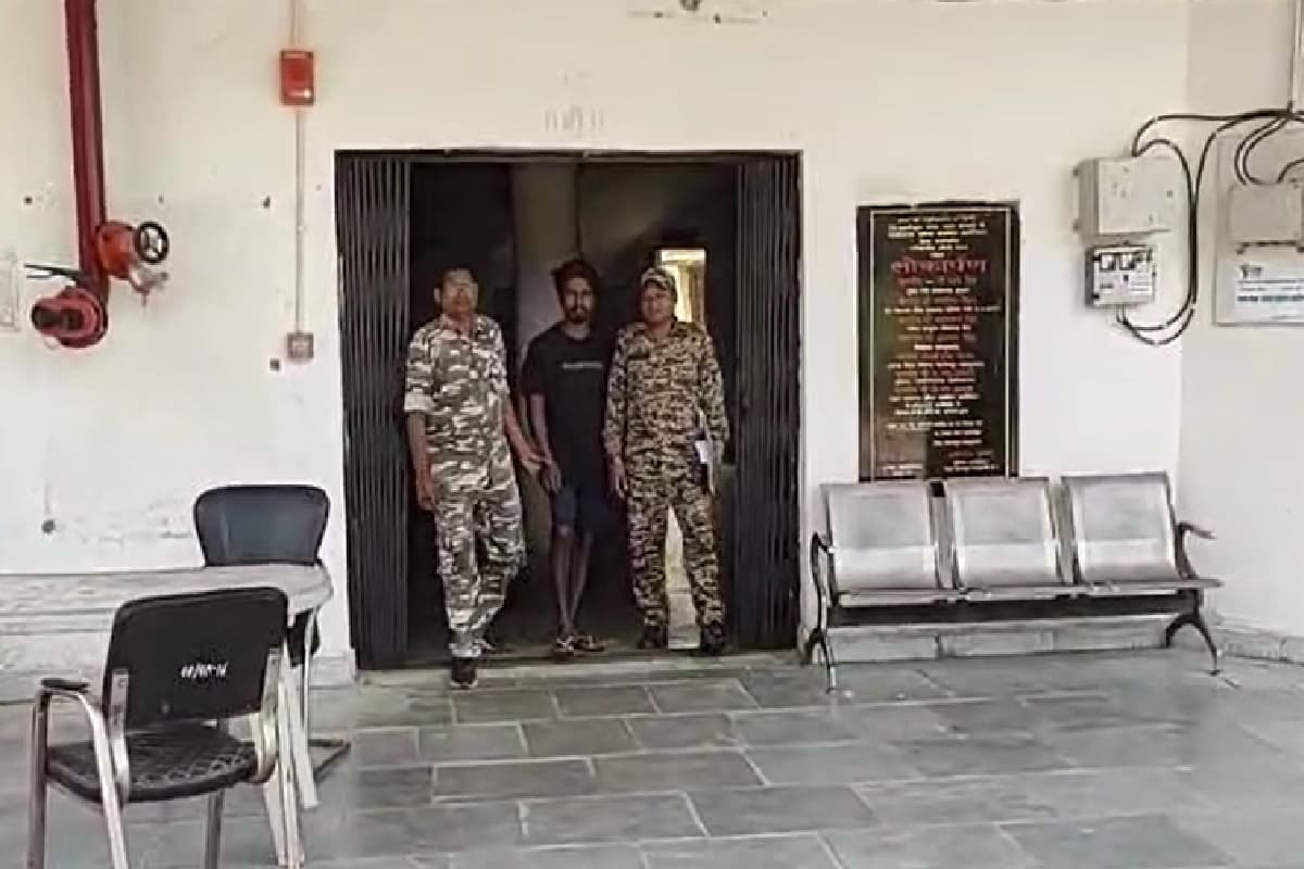 Balrampur Rape News: शादीशुदा महिला के साथ युवक ने किया दुष्कर्म, डरा-धमका कर देता था वारदात को अंजाम, पीड़िता ने उठाया बड़ा कदम