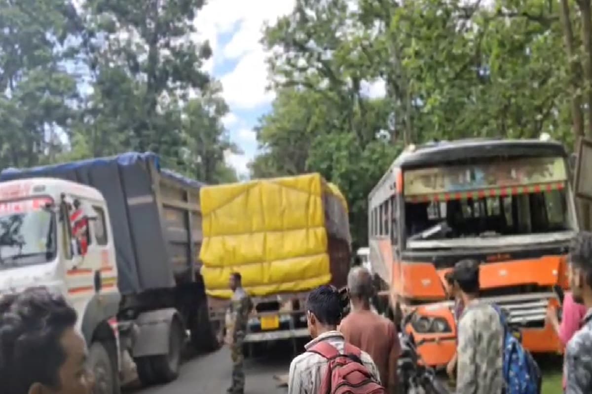 Balrampur Road Accident News: यात्री बस और ट्रक में हुई आमने-सामने भिड़ंत, 10 से जयदा लोग हुए घायल