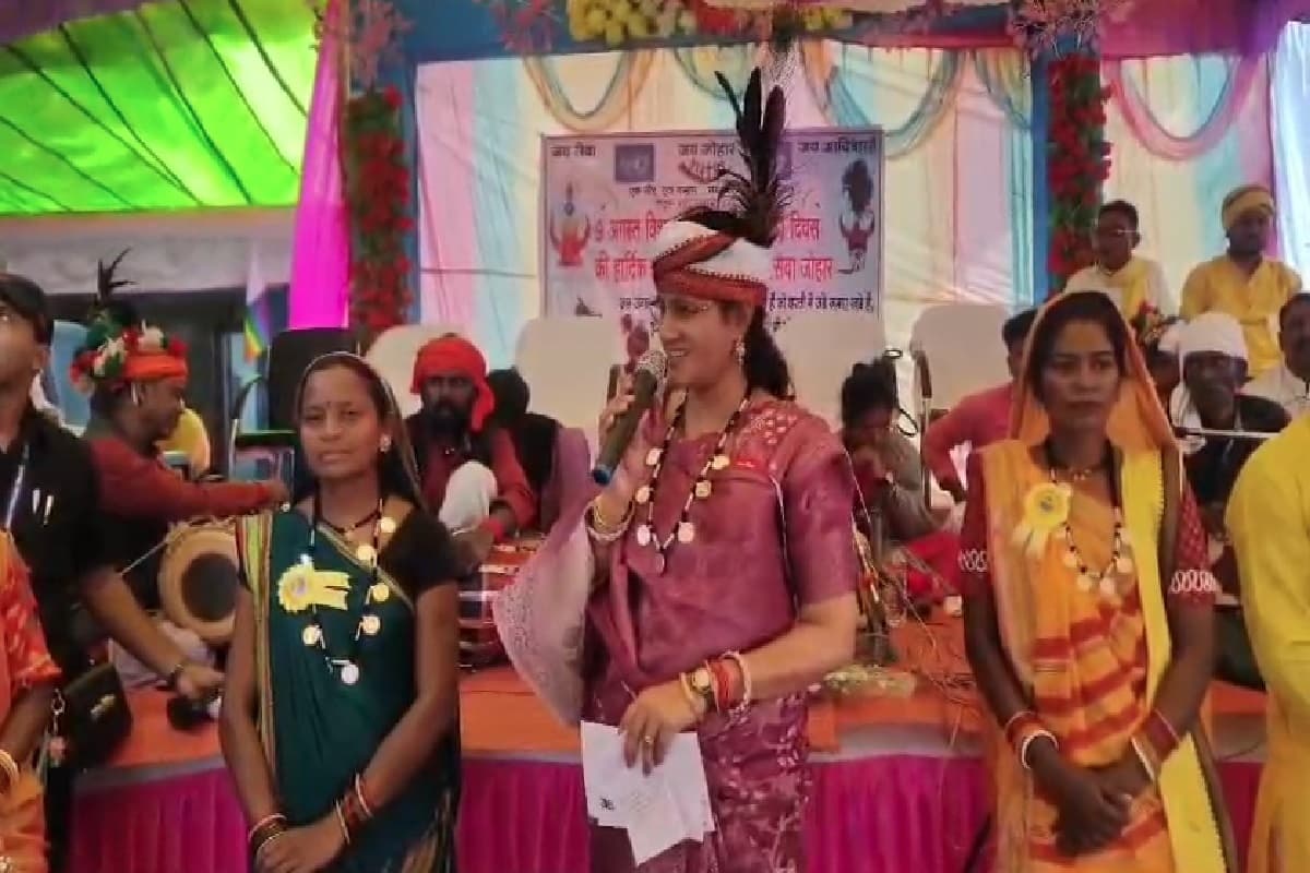 MLA Harshita Swami Baghel News: धुर नक्सल प्रभावित गांव तोतलभरी पहुंची विधायक हर्षिता स्वामी बघेल, विश्व आदिवासी दिवस के कार्यक्रम में हुई शामिल