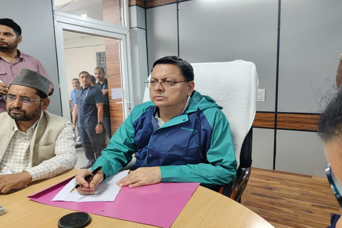 Uttarakhand Cloudburst Update: सीएम पुष्कर सिंह धामी ने अधिकारियों के साथ की बैठक, स्वास्थ्य सुविधाओं को दुरूस्त करने के दिए निर्देश