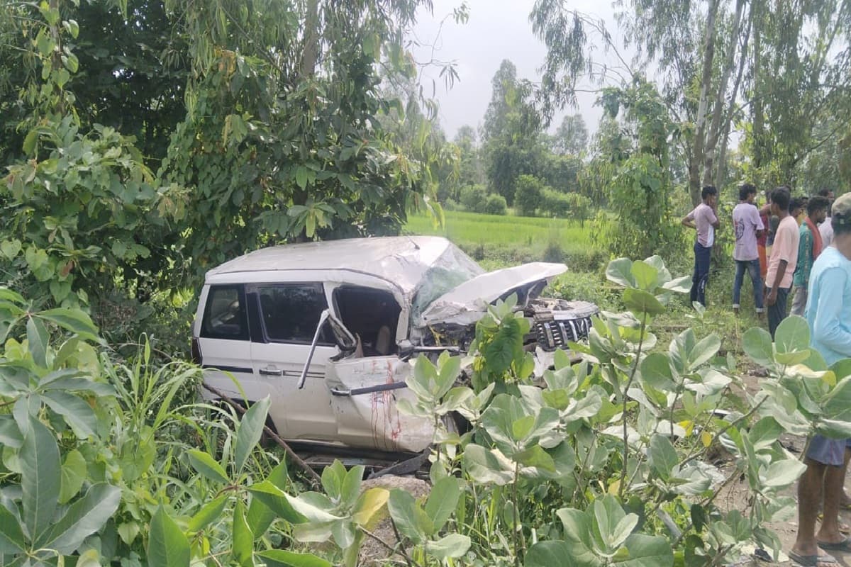 Pendra Road Accident News: तेज रफ्तार ट्रेलर ने बोलेरो को मारी टक्कर, एक की मौत, चार की हालत गंभीर