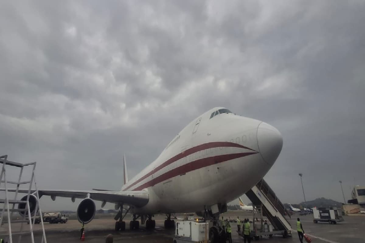 Chennai Cargo Plane Fire News: लैंडिंग से पहले कार्गो विमान के इंजन में लगी आग, एयरपोर्ट पर मची अफरा-तफरी, और फिर…