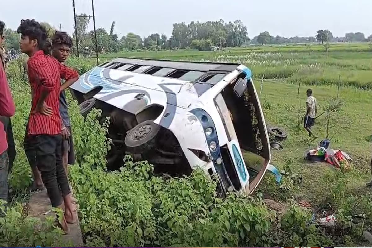 Rewa Bus Accident News: अनियंत्रित होकर पलटी यात्रियों से भरी बस, 35 यात्री घायल, स्कूली छात्र समेत 6 की हालत गंभीर