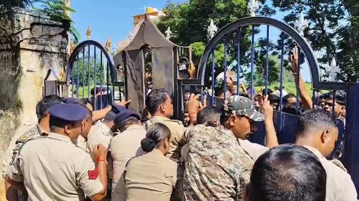 Mahasamund News: इस नगर पंचायत का अध्यक्ष गिरफ्तार, महिला से छेड़खानी का आरोप, समर्थकों ने किया थाने का घेराव