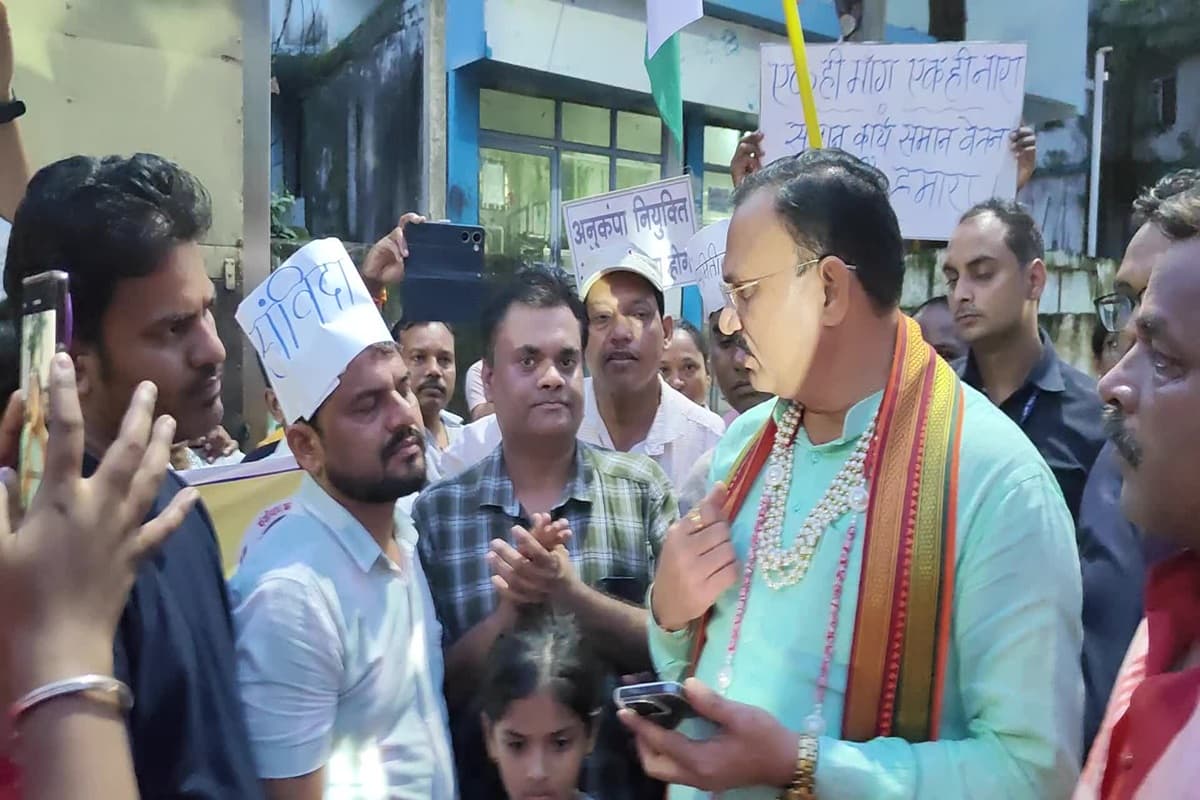 NHM Worker Protest: स्वास्थ्य मंत्री ने धरना प्रदर्शन कर रहे NHM कर्मचारियों से की मुलाकात, सोमवार को रायपुर में बड़ी बैठक की जानकारी दी