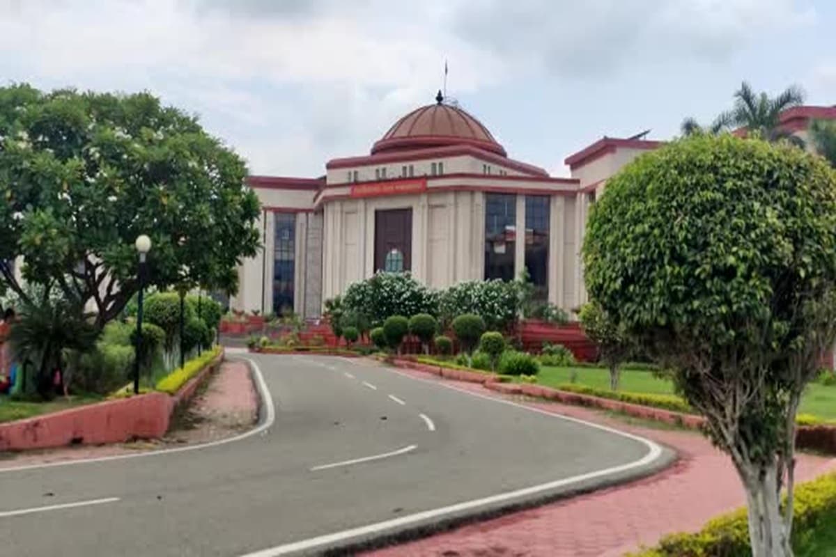 Bilaspur News: छत्तीसगढ़ के निजी और सहायता प्राप्त स्कूल कर्मचारियों को ESI एक्ट के तहत मिलेगा लाभ, हाईकोर्ट ने सुनाया ऐतिहासिक फैसला