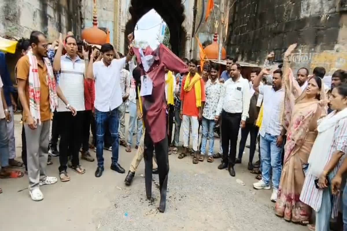 Barwani News: बीजेपी नेता पर महिला पुलिसकर्मी से छेड़छाड़ का आरोप! कांग्रेस ने फूंका पुतला, कर दी ये बड़ी मांग