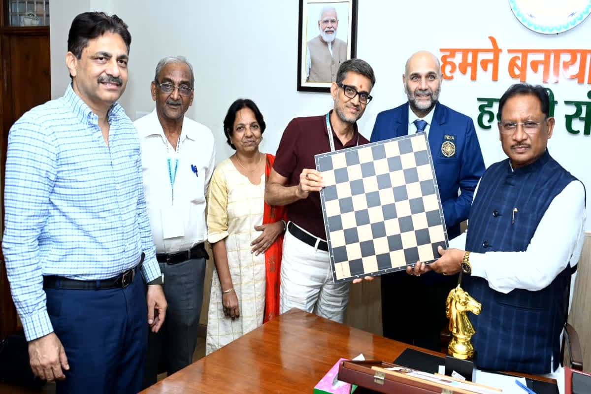 Chhattisgarh News: सीएम विष्णु देव साय से ग्रैंडमास्टर प्रवीण थिप्से की सौजन्य भेंट, खेल उपलब्धियों के लिए हुई सराहना
