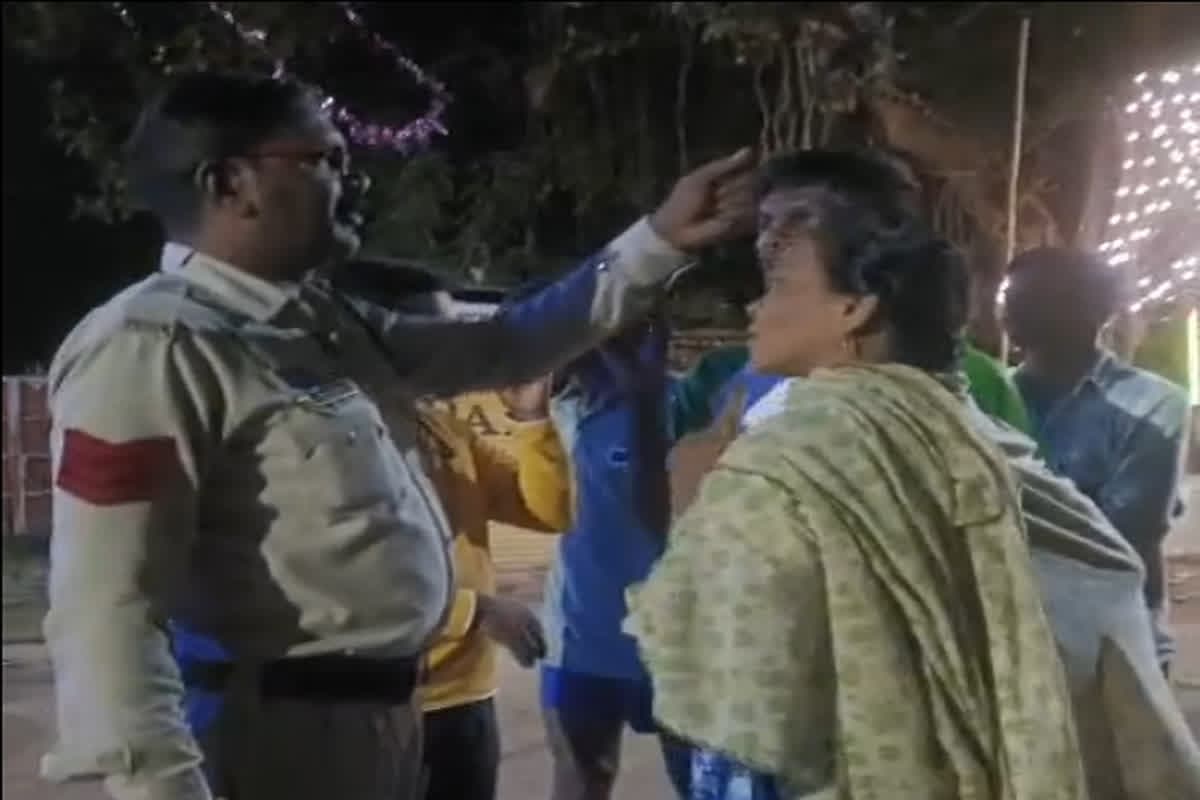 Durg News: मचांदूर गांव भगवा झंडा विवाद में बड़ा मोड़! निलंबित पुलिसकर्मियों का 3 मिनट का वीडियो आया सामने, वीडियो देख गृहमंत्री ने कह दी ये बड़ी बात