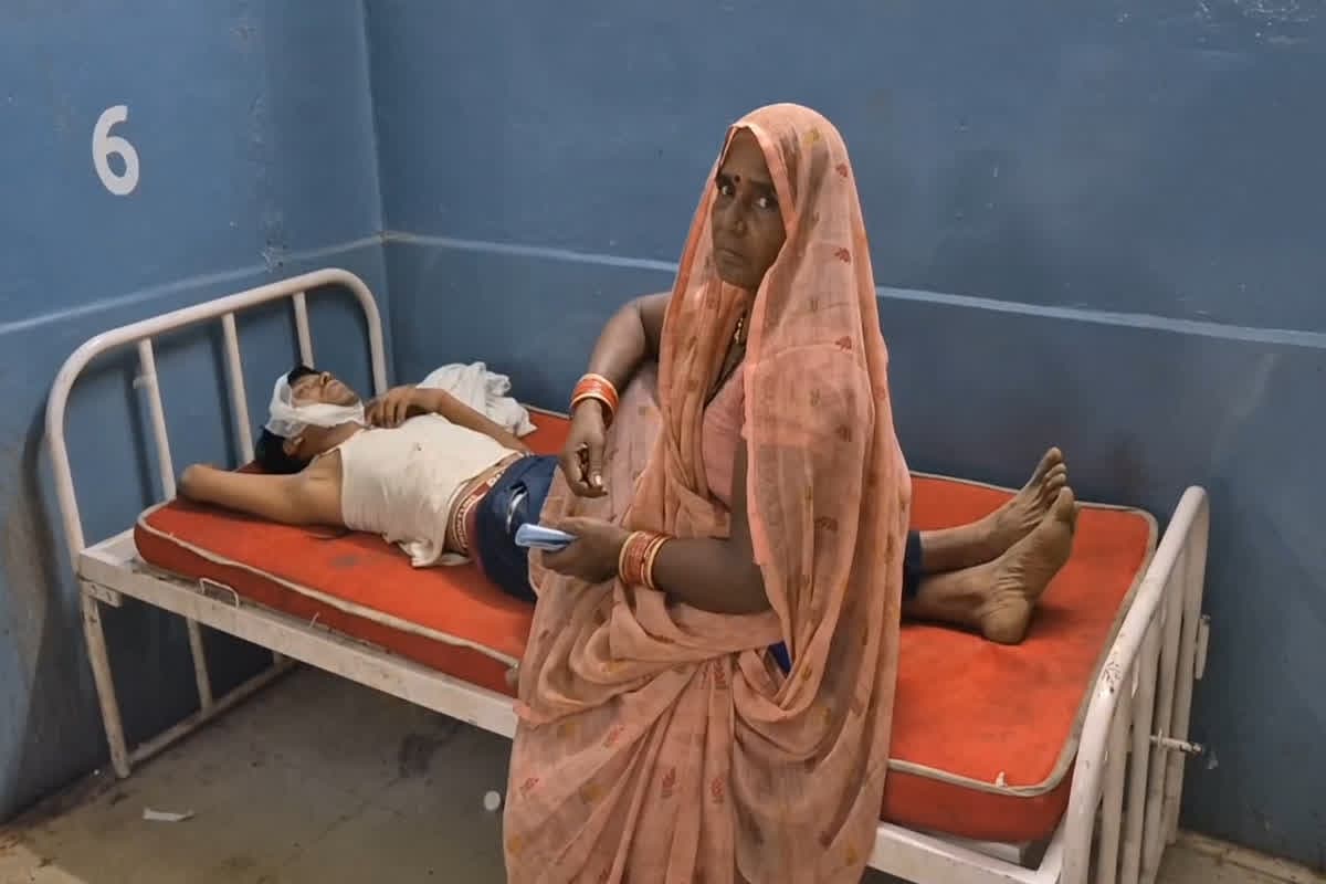 Hatta news today, Hatta Damoh latest news, Hatta Madhya Pradesh updates, Hatta family dispute case, Hatta domestic violence news, Madriado Hatta incident,Madriado domestic violence, Hatta Damoh family dispute, Hemchand Rajak case, Madriado wife attacks husband, Hatta civil hospital news, Damoh district crime news,