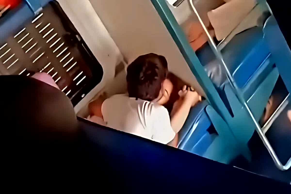 Girlfriend-Boyfriend Live Romance in Train: ‘ट्रेन को बना दिया ओयो’, यात्रियों के बीच गर्लफ्रेंड-बॉयफ्रेंड ने किया खुल्लम-खुल्ला रोमांस, बगल की सीट वालों ने लाइव देखी पूरी फिल्म