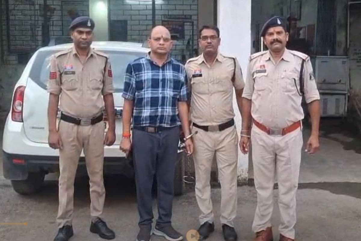 Janjgir Champa News: शिक्षक बना हैवान! छात्रा को घर बुलाकर किया ये घिनौना काम, चिल्लाई तो भागा… अब पुलिस ने ऐसे पकड़ा कि जानकर रह जाओगे हैरान